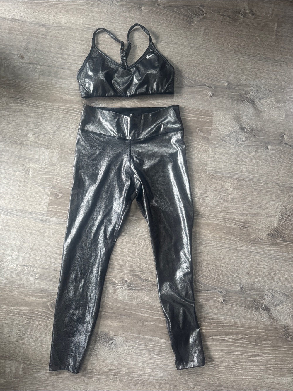 Nike Set Silver Shiny High-Waist Leggings & Matching Sports Bra- Metallic Finish